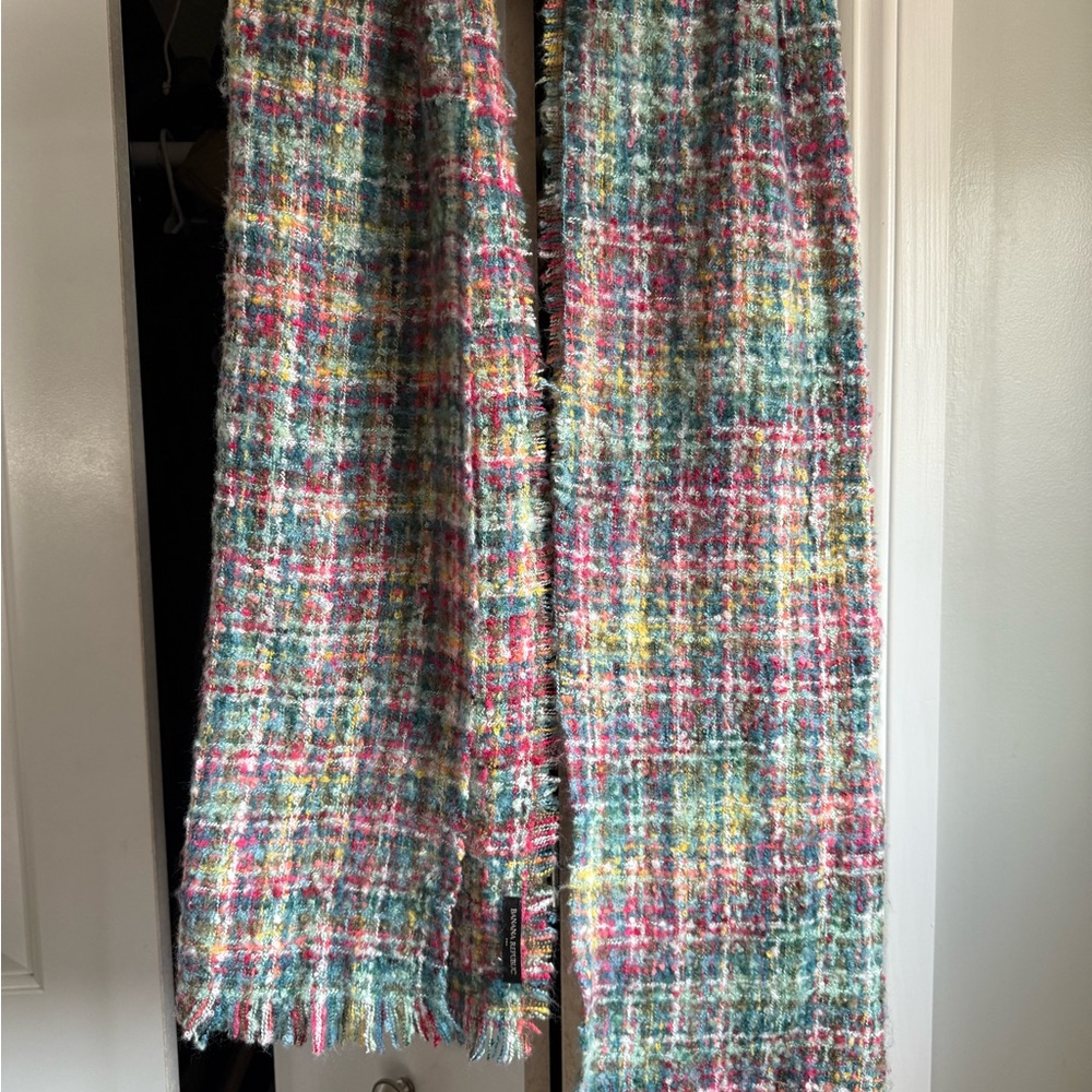 Banana Republic Long Knitted Scarf Multi-Color
Comfy Soft With Fringes Pink